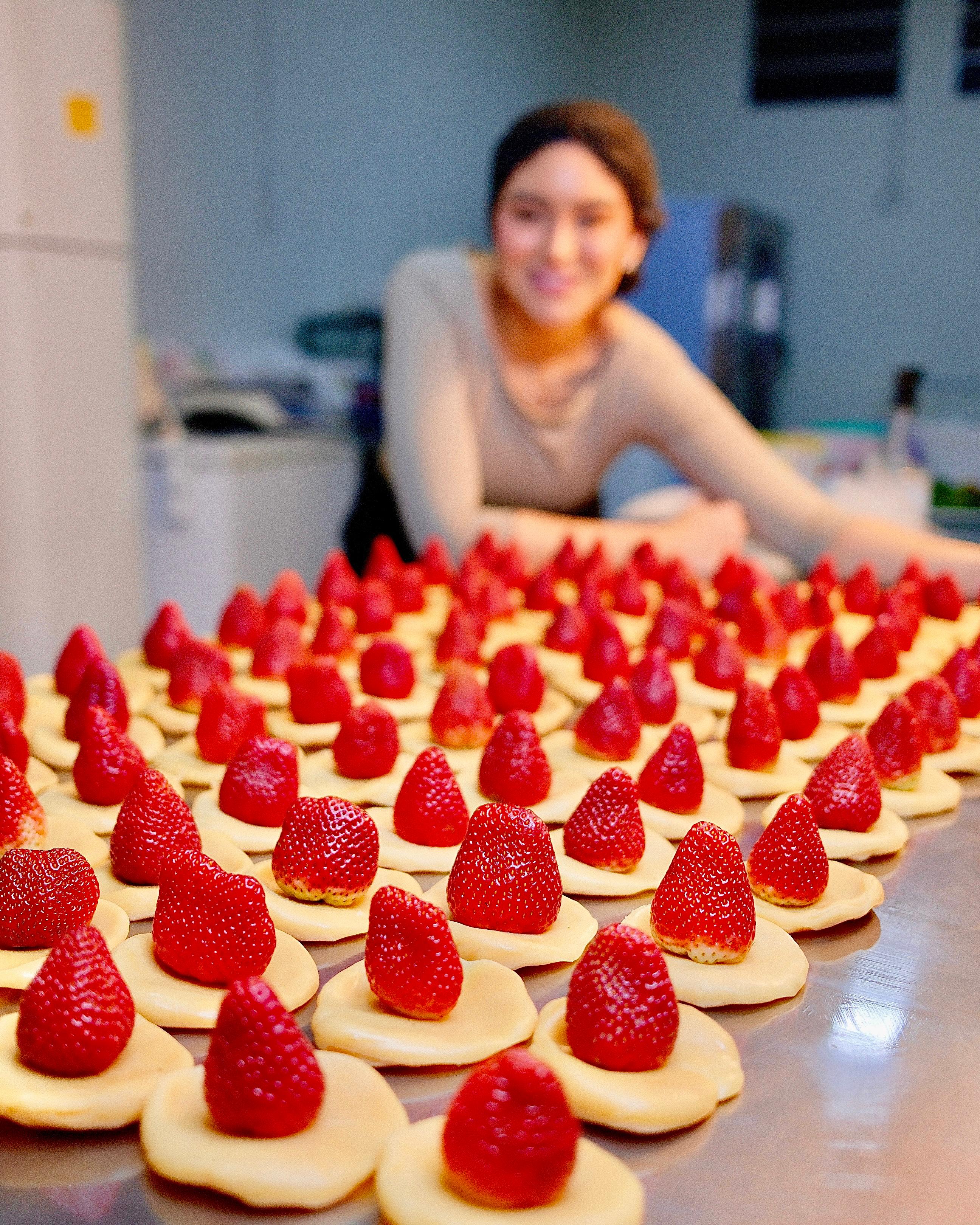 Mesa com grande quantidade de tortinhas de morango