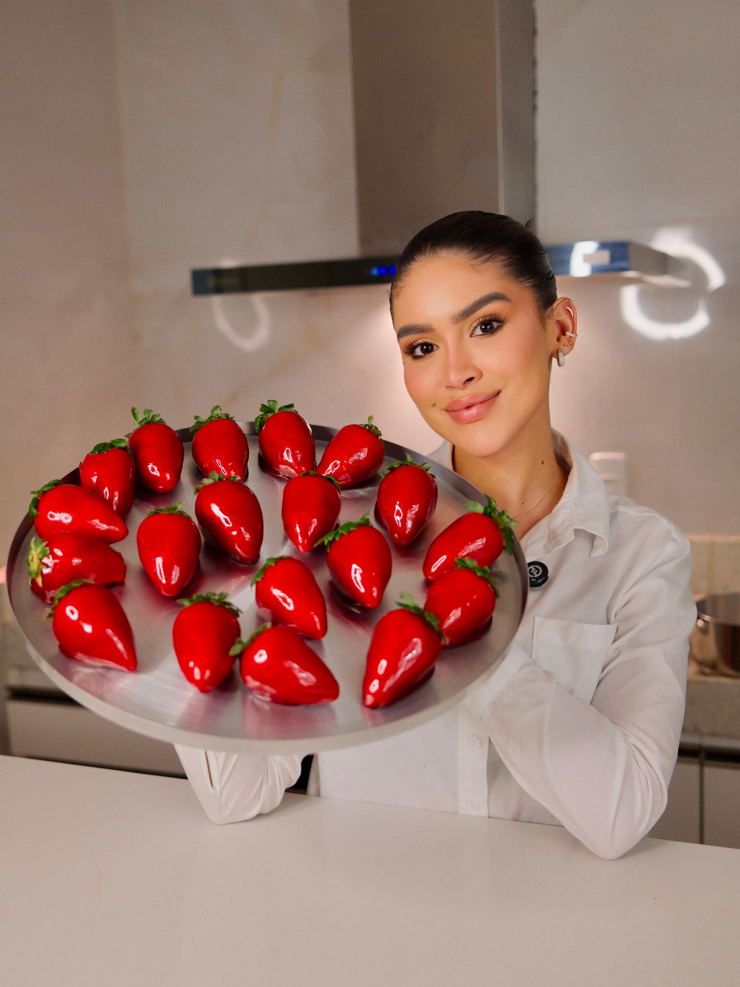 Millena Moreira com bandeja de morangos do amor